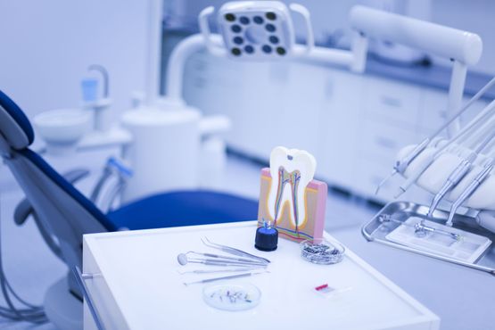 Tannlegeredskaper ved siden av tannlegestol