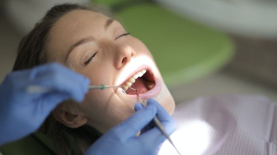 Pasient får sine tenner sjekket